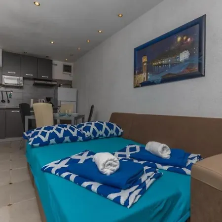 In With Seaview, Terrace, Air Condition, Wifi *