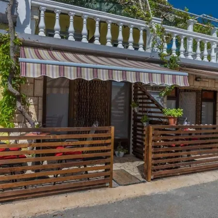 In With Seaview, Terrace, Air Condition, Wifi *