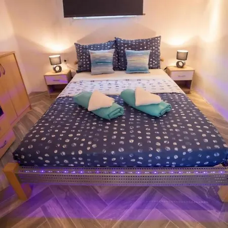 In With Seaview, Terrace, Air Condition, Wifi *